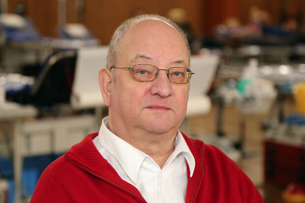 DRK-Schriftführer Paul Büttner bei einem Blutspende-Termin im Wickeder Bürgerhaus ARCHIVFOTO: ANDREAS DUNKER