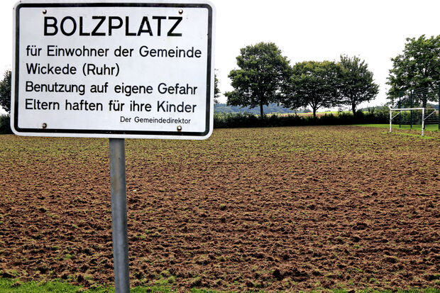 Der "umgepflügte" Bolzplatz-Rasen in Wimbern am gestrigen Sonntag FOTO: ANDREAS DUNKER