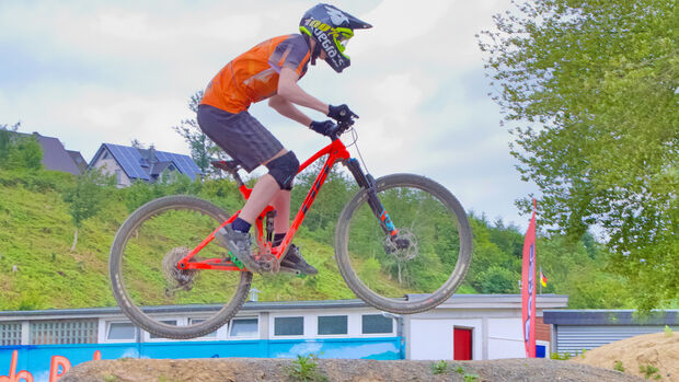 Auf der Strecke des kommunalen Bike-Parks am Freibad besteht generell "Helmpflicht" – aber auch andere Schutzkleidung wird bei dem gefährlichen Radsport empfohlen: Sprung durch die Luft mit dem Mountainbike  FOTO: ANDREAS DUNKER