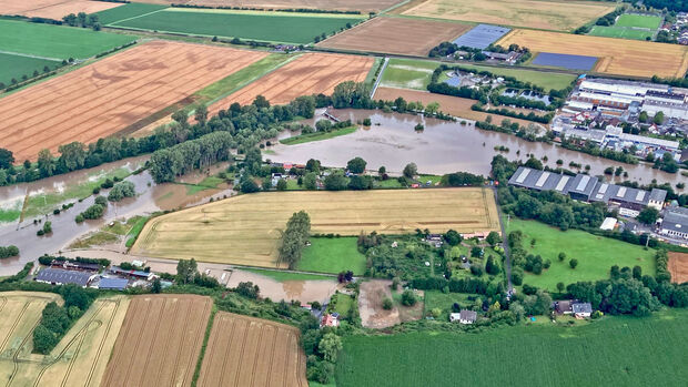 Die alte Ruhr mit der Straße "Am Graben" – mit zu sehen: der Schafstall Pieper sowie die überfluteten Besitzungen Wischnewski und Kokot COPYRIGHT: BILDAGENTUR AD MEDIEN GMBH Die alte Ruhr mit der Straße "Am Graben" – mit zu sehen: der Schafstall Pieper sowie die überfluteten Besitzungen Wischnewski und Kokot COPYRIGHT: BILDAGENTUR AD MEDIEN GMBH