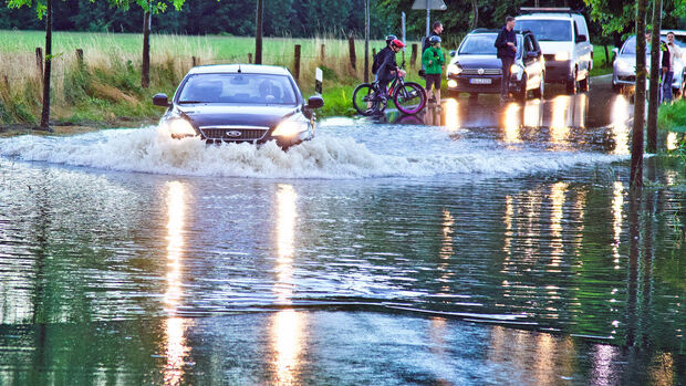 Die Verbindungsstraße zwischen dem Bahnübergang und der Ruhrbrücke bei Haus Füchten in Ense. FOTO: ANDREAS DUNKER