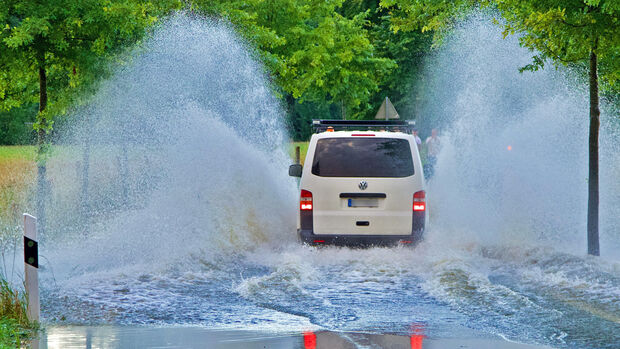 Einige Autofahrer machten sich einen gefährlichen Spaß und rasten über die überflutete Straße. FOTO: ANDREAS DUNKER