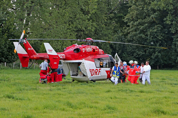 Der rot-weiße Intensivtransporthubschrauber "Christoph Dortmund" der DRF Luftrettung bei einem Einsatz nach einem Flugzeugabsturz in den Ruhrwiesen zwischen Wickede und Fröndenberg im Sommer des Jahres 2013 ARCHIVFOTO: ANDREAS DUNKER