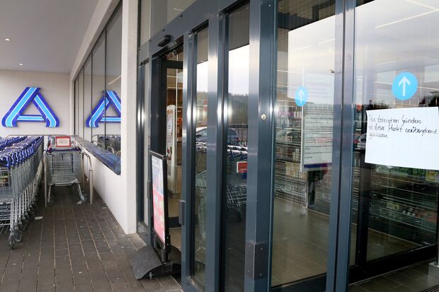 An der geschlossenen Eingangstür der handgeschriebene Zettel: "Aus technischen Gründen ist dieser Markt vorübergehend geschlossen!"