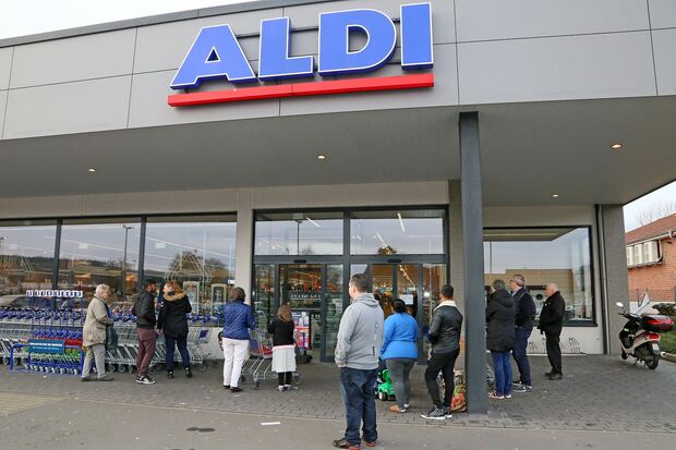 Irritiert wartende Kunden vor der Wickeder Verkaufsstelle von ALDI in Wickede. FOTO: ANDREAS DUNKER