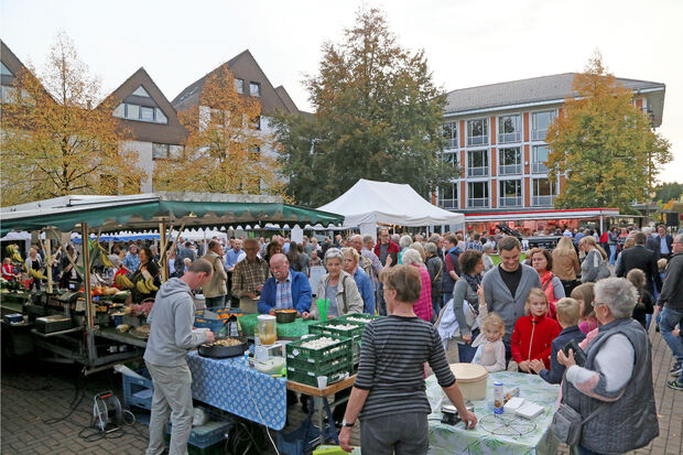 Zahlreiche Bürger nutzten den ersten Wickeder Abendmarkt zum Bummeln und Verweilen. FOTO: ANDREAS DUNKER