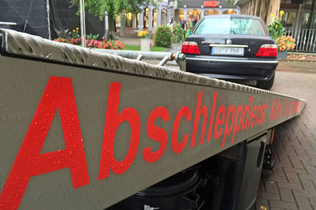 Der Abschleppwagen und die Hochzeitslimousine am Wickeder Rathaus FOTO: ANDREAS DUNKER