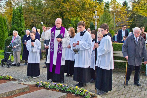 Pfarradministrator Thomas Metten bei der Segnung der Priestergräber auf dem katholischen Friedhof FOTO: ANDREAS DUNKER