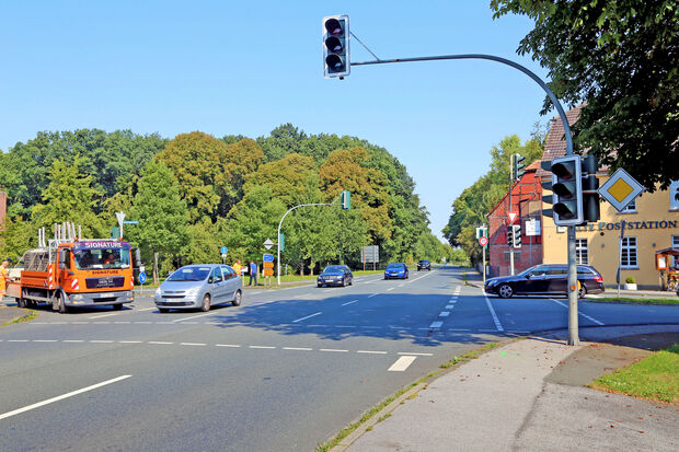 An der ausgefallenen Ampelanlage in Wimbern wurde am heutigen Montag eine mobile Lichtzeichenanlage als Zwischenlösung aufgestellt.  FOTO: CARINA WESTERWELLE