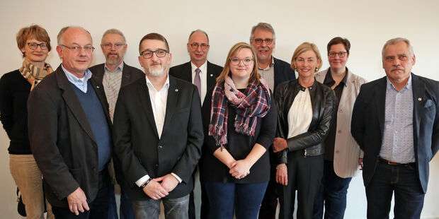 Alte und neue Mitglieder des Presbyteriums der evangelischen Kirchengemeinde Wickede (Ruhr) am heutigen Sonntagvormittag beim Neujahrs-Empfang im Martin-Luther-Haus (von links): Annemarie Flehmer, Pfarrer Ernst Pallmann, Hartwig Meier, Dirk Dämgen, Pfarrer Dr. Christian Klein, Svenja Schröder, Roland Lischnewski, Herta Yazigi, Melanie Meier und Manfred Hannig. FOTO: ANDREAS DUNKER