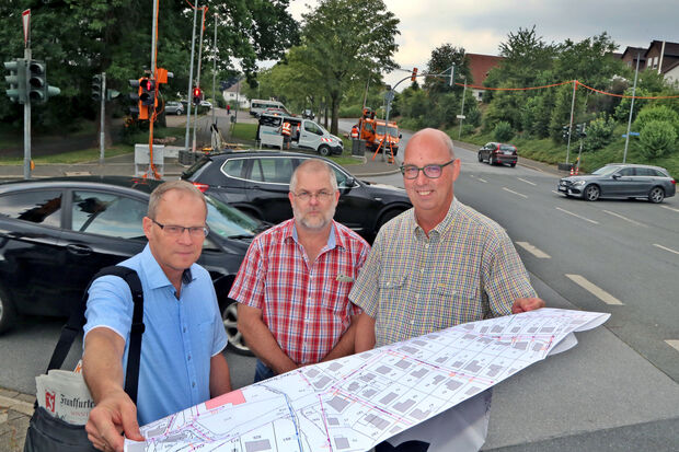 Bürgermeister Dr. Martin Michalzik (CDU), Bauamts-Techniker Christian Drees und Fachbereichsleiter Ingo Regenhardt (von links) an der Ampel-Kreuzung "Kirchstraße / Am Lehmacker", die erneuert werden soll. FOTO: ANDREAS DUNKER