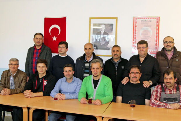 Mitglieder des "Europäisch anatolischen Treffpunktes Wickede" im Domizil am Hövel. Links stehend: Vorsitzender Ramazan Olgun, rechts stehend: Veli Güngör. FOTO: ANDREAS DUNKER