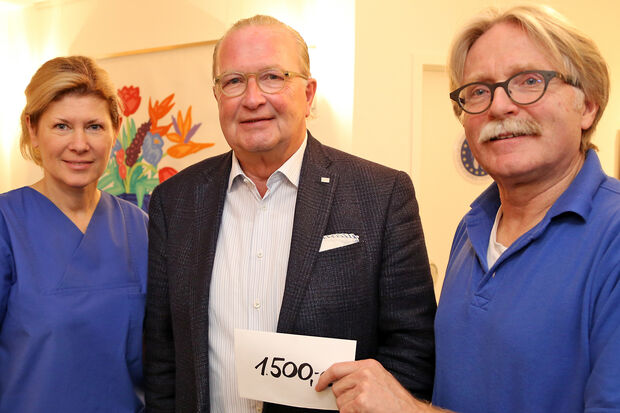 Von der Zahnarztpraxis Dr. Clemens Frigge und Marta Dinstak gab es kurz vor Weihnachten auch noch mal 1.500 Euro für die "Angelika Hillebrand Stiftung". Der Betrag setzte sich unter anderem aus dem Erlös durch den Verkauf von Zahngold, welches Patienten gespendet hatten, und von Hutsammlungen im Anschluß zweier szenischer Lesungen im Rahmen der Krimi-Festival-Reihe "Mord am Hellweg" zusammen. – Auf dem Bild (von links): Zahnärztin Marta Dinstak, Ernst Walter Hillebrand und Dr. Clemens Frigge FOTO: ANDREAS DUNKER