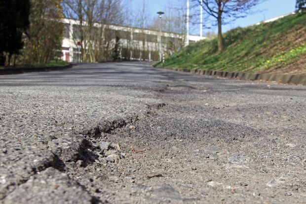Gefährliche Stolperkanten auf dem Schulweg an der Melanchthon-Grundschule FOTO: CARINA WESTERWELLE