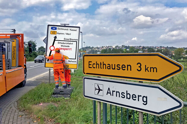 Die große Umleitungsbeschilderung an der Ruhrbrücke wird abgebaut. FOTO: ANDREAS DUNKER
