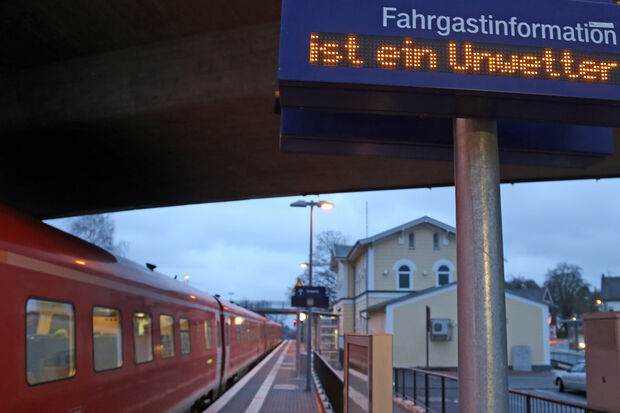 Einige Dutzend Bahn-Passagiere warteten vergeblich auf die Weiterfahrt ihrer Züge vom Bahnhof in Wickede aus. Nach mehrstündiger Wartezeit mussten die frustrierten Fahrgäste sich schließlich selbst andere Beförderungsmöglichkeiten suchen. Unter anderem profitierte das Wickeder Taxi-Gewerbe davon. FOTO: ANDREAS DUNKER