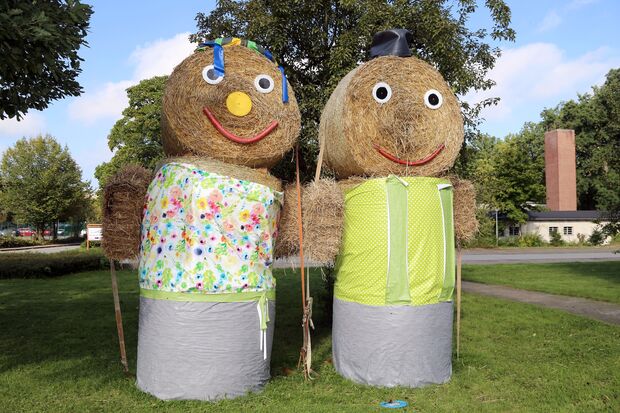 Riesige Strohpuppen künden den Bauernmarkt des Senioren-Zentrums "Häuser St. Raphael" an. FOTO: ANDREAS DUNKER