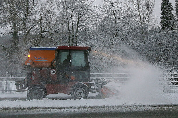 Mit einem speziellen schmalen Kommunalfahrzeug werden Fahrrad- und Fußwege mittels einer Rotationsbürste und eines automatischem Salzstreuers von Schnee und Eisglätte befreit.