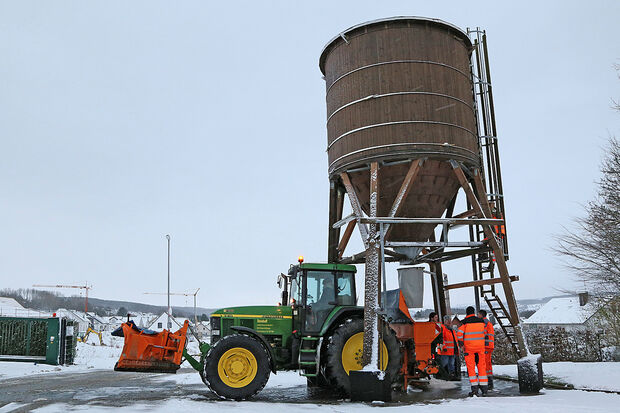 Unter dem großen hölzernen Silo am Bauhof werden die Einsatzfahrzeuge der Gemeinde Wickede (Ruhr) schnell wieder mit Streusalz beladen. Neben den Fahrzeugen der Kommune werden hier auch die Salzstreuer der Fremdfirma wieder aufgefüllt, die den Winterdienst in den Ortsteilen mit Traktoren versieht.