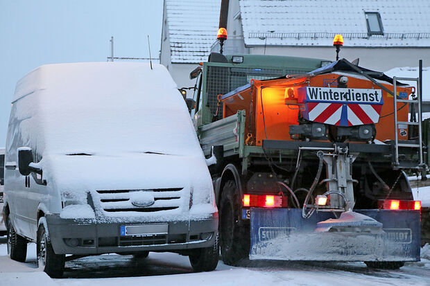 Bürger sollten beim Parken ihrer Fahrzeuge im Winter darauf achten, dass genügend Platz für den überbreiten Schneepflug bleibt.