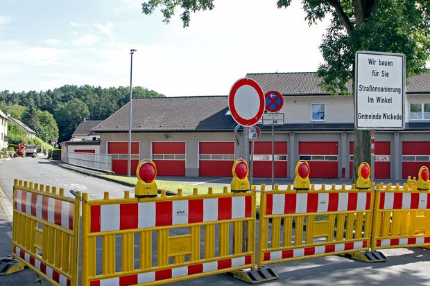 Westliche Vollsperrung der Straße "Im Winkel" ab dem Feuerwehr-Gerätehaus in Wickede FOTO: CARINA WESTERWELLE