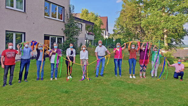 Veranstaltungstechniker Ralf Burzan, Martin Hüttenbrink ("Trio Dori"), Inge Gabrecht (Seniorengruppe "Spätlese"), Marion Frohwein (Gospelchor "Corner Stones"), Valentina Wekesser (Pianistin/Organistin), Andrea Teutenberg (Solistin), Roland Lischnewski-Wegener (Presbyterium), Susanne Rasche (Kirchencafé), Johanna Klotz (Kinder-und-Jugend-Chor "Cantalino"), Eva Berneis (Programmverantwortliche), Ute Kluck (Seniorengruppe "Herbstzeitlose") und Pfarrer Dr. Christian Klein (Initiator) FOTO: ANDREAS DUNKER 