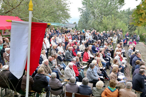 Die Gottesdienstbesucher an der Bergkapelle FOTO: ANDREAS DUNKER