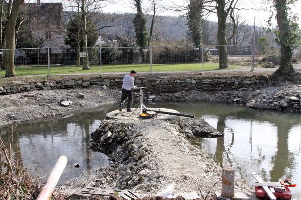 Arbeiten an der neuen Teichfontäne im Bernhard-Bauer-Park in Wickede am heutigen Mittwoch (15. März 2017) FOTO: CARINA WESTERWELLE