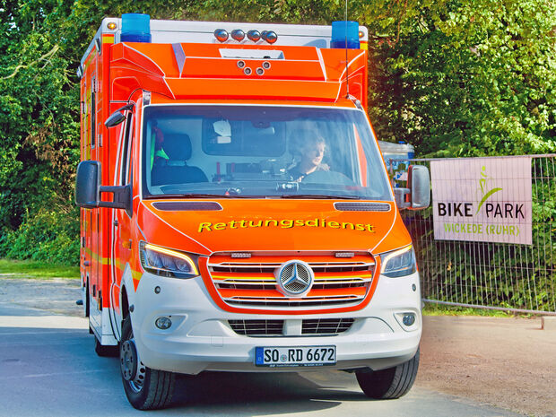 Rettungswagen am kommunalen Bike-Park der Gemeinde Wickede (Ruhr): Ein Minderjähriger war nach einem Sturz mit dem Fahrrad verletzt. FOTO: ANDREAS DUNKER