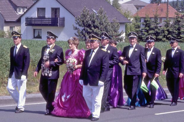 Vor 25 Jahren beim 100-jährigen Geburtstag der Schützenbruderschaft St. Johannes Wimbern: das Regentenpaar 1990/91 Josef und Gisela Goeke FOTO: BILDARCHIV VEREIN DORF WIMBERN / FRANZ HAARMANN