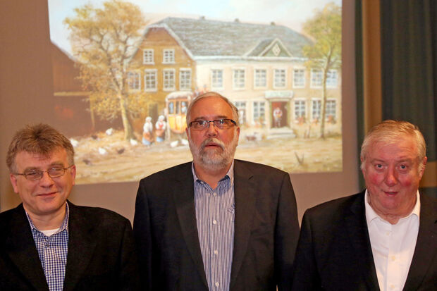 Bilder-Nachmittag des Vereins "Dorf Wimbern" in der Schützenhalle – Von links: die Referenten Christian Meier, Ortsvorsteher Edmund Schmidt und Heimatpfleger Peter Fildhaut ARCHIVFOTO: ANDREAS DUNKER