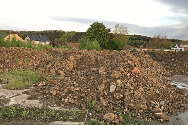 Der zwischengelagerte Bodenaushub von der Baustelle der Wickeder Sekundarschule wurde inzwischen von dem ehemaligen Mannesmann-Gelände abtransportiert, wo er über Monate zwischengelagert worden war. ARCHIVFOTO: ANDREAS DUNKER