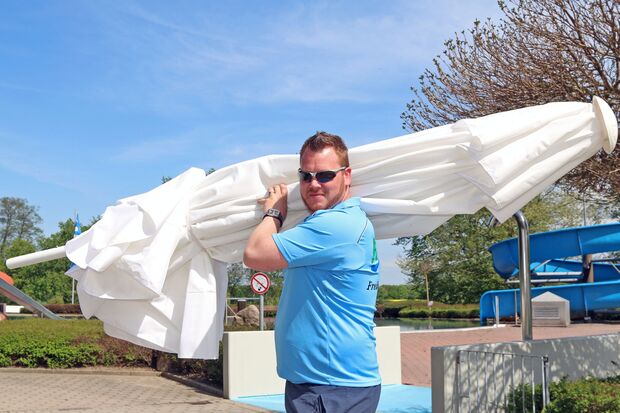 Schwimmmeister Manuel Brasautzki FOTO: ANDREAS DUNKER