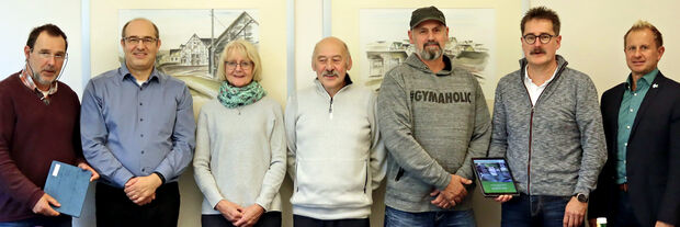 Die politische Fraktion der Wickeder Bürgergemeinschaft (BG) mit Kämmerer Christian Wiese (rechts) bei der Beratung des kommunalen Haushalts (von links): Andreas Pietsch, Thomas Schäfer, Marion Oldenburg, Martin Hahn, Ralf Hage und Uwe Eder FOTO: BG