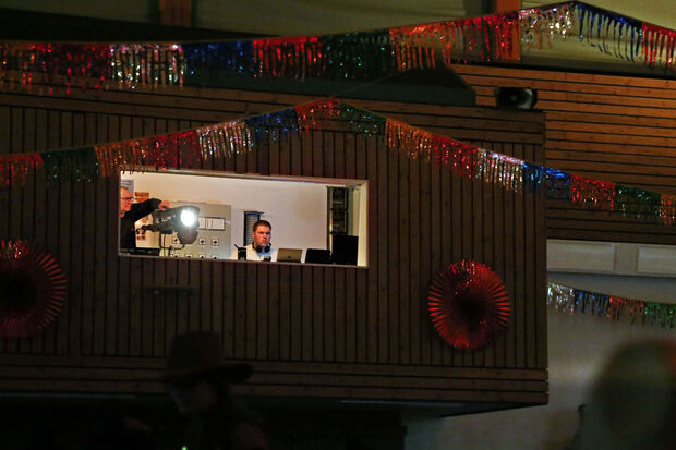 Und natürlich haben auch Hausmeister und Veranstaltungstechniker besondere Wünsche, was sich im Bürgerhaus verbessern könnte. Hier in der Regiekabine noch Günter Gutland und Robin Kemper, die inzwischen beide nicht mehr in Diensten der Gemeinde Wickede (Ruhr) sind. ARCHIVFOTO: ANDREAS DUNKER