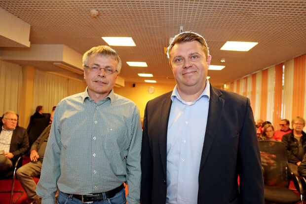 Ludger Böhmer (links) als stellvertretender Fachbereichsleiter Bauen, Planen und Umwelt im Rathaus der Gemeinde Wickede (Ruhr) und Diplom-Ingenieur Eugen Bitjukov (rechts) als geschäftsführender Gesellschafter der „Ge-Komm“ präsentierten das Verfahren für die Bürgerbeteiligung beim ländlichen Wege-Konzept. FOTO: ANDREAS DUNKER