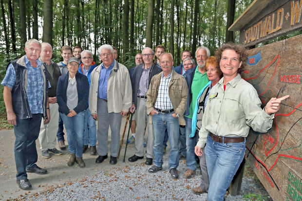 Die Teilnehmer des CDU-Waldspazierganges mit Försterin Diana Göke FOTO: ANDREAS DUNKER