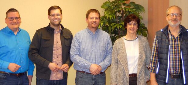 Der CDU-Fraktionsvorstand (von links): Vize-Vorsitzender Burkhard Neus, Vorsitzender Thomas Fabri, der ausgeschiedene Fraktionsgeschäftsführer Bernd Pieper und seine Nachfolgerin Petra Gehrke sowie Kassierer Martin Barylla. FOTO: CDU WICKEDE (RUHR)