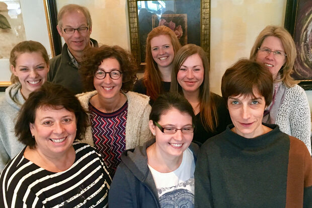 Das Leitungsteam des Kinder- und Jugendchores „Cantalino“ – Vordere Reihe, von links: Erste Schriftführerin Margarida Haselhorst, Kassenprüferin Elisabeth Hossfeld und Beisitzerin Beate Kleine – Mittlere Reihe, von links: Kassenprüferin Johanna Klotz, Beisitzerin Silke Arndt, Erste Kassiererin Judith Stücker und Kinderchor-Leiterin Anne Liening – Hintere Reihe, von links: Erster Vorsitzender Christoph Arndt und Mittelchor-Leiterin Leonie Liening – Es fehlt: Chorleiter Armin Klotz FOTO: PRIVAT