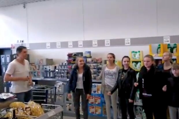 Der Cantalino-Jugendchor während seines Auftritts im ALDI-Markt in Wickede BILDSCHIRMFOTO AUS DEM VIDEO-MITSCHNITT
