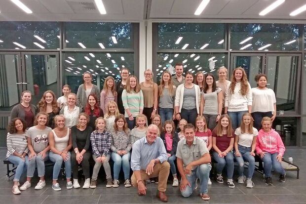 Der Jugendchor "Cantalino" mit Dirigent Armin Klotz sowie dem WDR-Jury-Mitglied Rolf Schmitz-Malburg in der Sekundarschule in Wickede. FOTO: PR