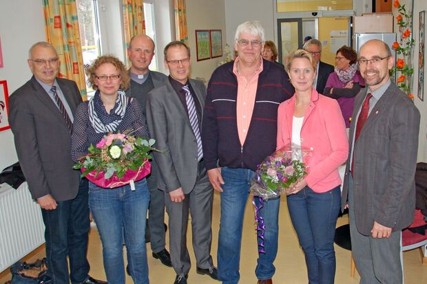 In der Cafeteria des St.-Josef-Hauses wurde Bernd Kresin von Caritas-Vorstandsvorsitzendem Peter Wawrik (rechts)  in den Ruhestand verabschiedet. Auf dem Bild von links: Bürgermeister Hubert Wegener, Claudia Bräutigam, Wickedes Pfarrer Thomas Metten, Bürgermeister Dr. Martin Michalzik und Julia Kersten. FOTO: CARITASVERBAND FÜR DEN KREIS SOEST