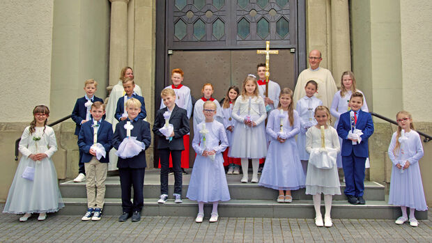 Die Jungen und Mädchen nach der Erstkommunionfeier am Samstag vor der katholischen St.-Antonius-Kirche in Wickede FOTO: ANDREAS DUNKER