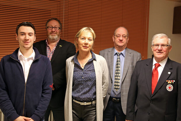 Vorstandsmitglieder des DRK-Ortsvereins und ein Vertreter der Kreisebene ARCHIVFOTO: ANDREAS DUNKER