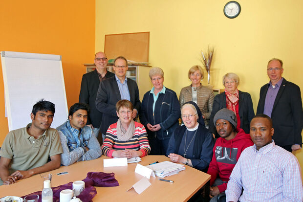 Kommunal zugewiesene Flüchtlinge in einem Deutsch-Kursus im evangelischen Martin-Luther-Haus. Ein Gemeinschaftsangebot der katholischen Caritas und der evangelischen Diakonie in Kooperation mit der Gemeinde Wickede (Ruhr) ARCHIVFOTO: ANDREAS DUNKER