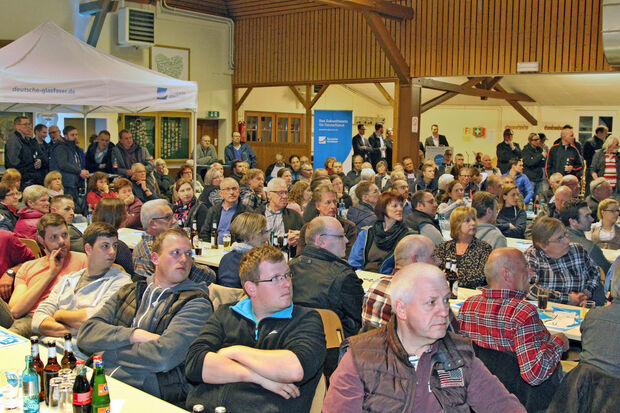 Rund 300 Zuhörer verfolgten die Informationsveranstaltung der Firma "Deutsche Glasfaser" in der Gemeindehalle in Echthausen. FOTO: ANDREAS DUNKER