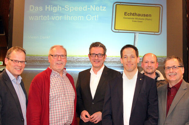 Inzwischen schon mehr als zwei Jahre her: die Bürgerversammlung von "Deutsche Glasfaser" am 16. März 2017 in der Gemeindehalle in Echthausen. Der damalige Projektmanager (3. von rechts) hat das Unternehmen schon längst verlassen. ARCHIVFOTO: ANDREAS DUNKER