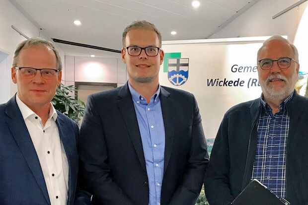 Bürgermeister Dr. Martin Michalzik (CDU), Regional-Vertreter Johannes Kobeloer von „Innogy“ und Ortsvorsteher Edmund Schmidt FOTO: GEMEINDE WICKEDE (RUHR)