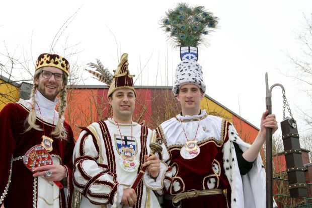 Das närrische Dreigestirn der Karnevalssession 2014/2015 (von links): Jungfrau Oliver Thiele, Prinz Patrick Schnapp und Bauer Tim Thiele – hier beim Besuch des katholischen St.-Josef-Kindergartens in Wickede ARCHIVFOTO: ANDREAS DUNKER
