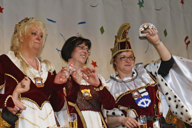 Drei Damen bildeten in der Karnevalssession 2011/2012 das närrische Dreigestirn: Jungfrau Linda Kalde, Prinzessin Marion Uhde-Koch und Bäuerin Barbara Schmelzer ARCHIVFOTO: ANDREAS DUNKER 